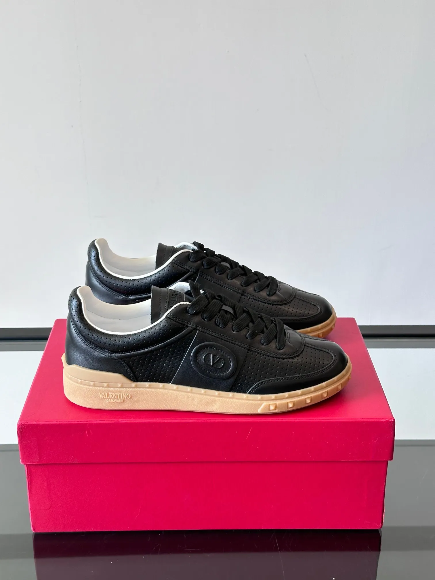Factory price: 438💰Original quality, top version on the market VALENTINO (Valentino) latest fashion week catwalk [couples 👫 model], unique design, fashionable family specializes in slim feet🔥A fashion product of Baita [strong] Fabric: The toe is made of high mercerized triangular grain cowhide and A-grade full-grain cowhide, original lasting process Inner lining: cowhide lining + men's shoes 💰U hanging mesh feet, heels and tongues decorated with VaIentin* shallow relief oversized rivets Size: 38-44, customized 45